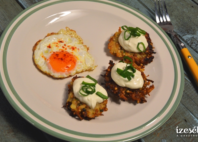 Hajdinás újhagymás tócsni tükörtojással Hajdinás újhagymás tócsni tükörtojással