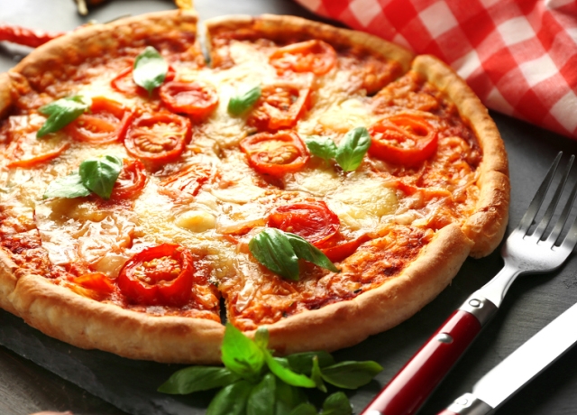 Dagasztás nélküli Margherita pite-pizza