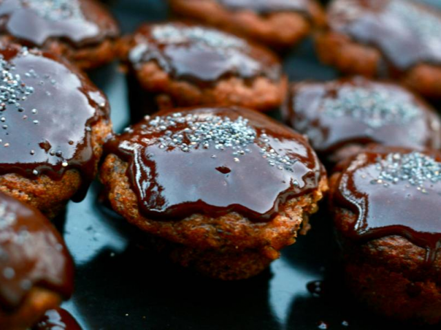 Tökös-répás-mákos muffin olajos magvakkal és mazsolával