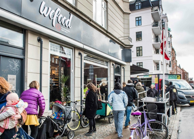 Lejárt szavatosságú ételeket kínál egy dán bolt, hatalmas sikerrel