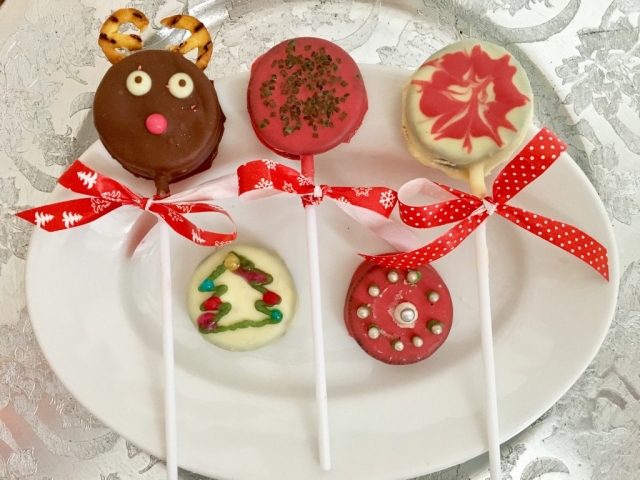 Oreo imádók figyelem! Karácsonyi giccsparádé Oreóból: nyalókák, golyók, színes kekszek