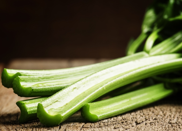 Baconnel, áfonyával és dióval töltött szárzeller Baconnel, áfonyával és dióval töltött szárzeller