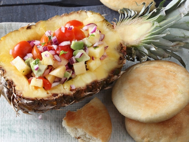 Szenzációsan finom és igazán mutatós: Paradicsomos-avokádós ananászsaláta