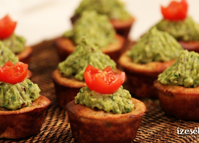 Cukkinis muffin ananászos guacamole-val