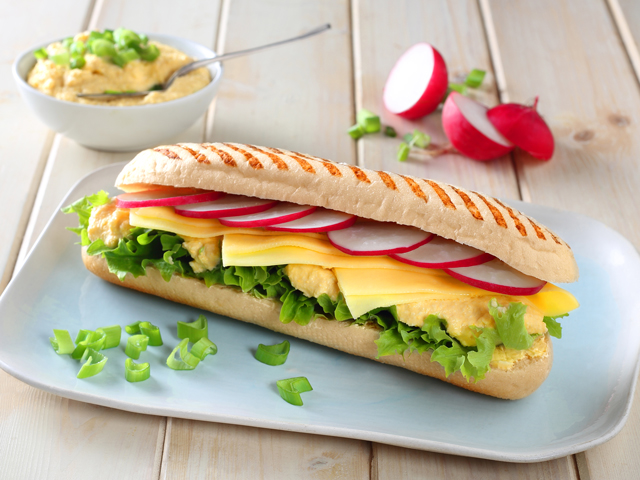 Tavaszi tojáskrémes szendvics Ammerländer Edami sajttal