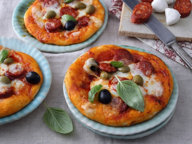 Készítsünk minipizzát és tegyünk a pizzaszószba zsályát, mert tökéletesen harmonizál a kolbásszal!
