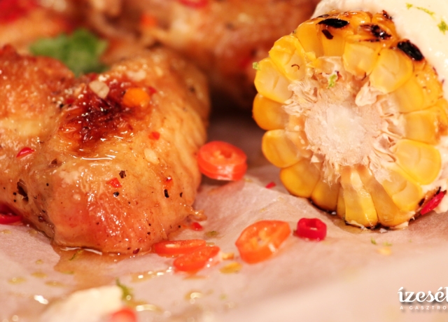 Mexikói grillezett kukorica csípős csirkeszárnyakkal
