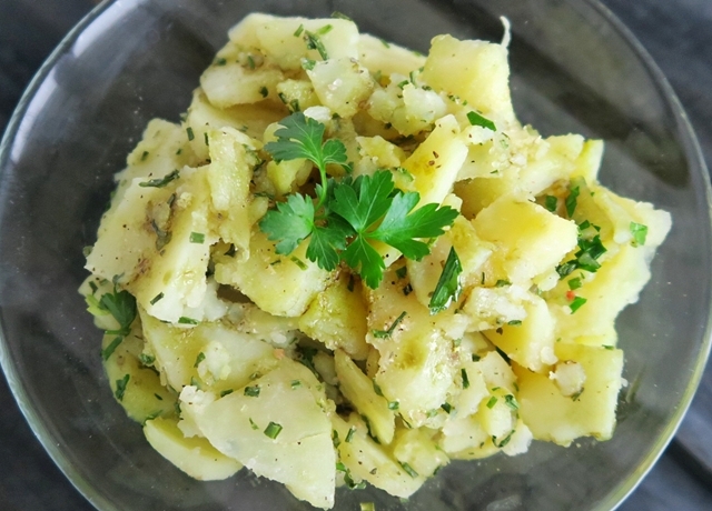 Zöldfűszeres krumplisaláta