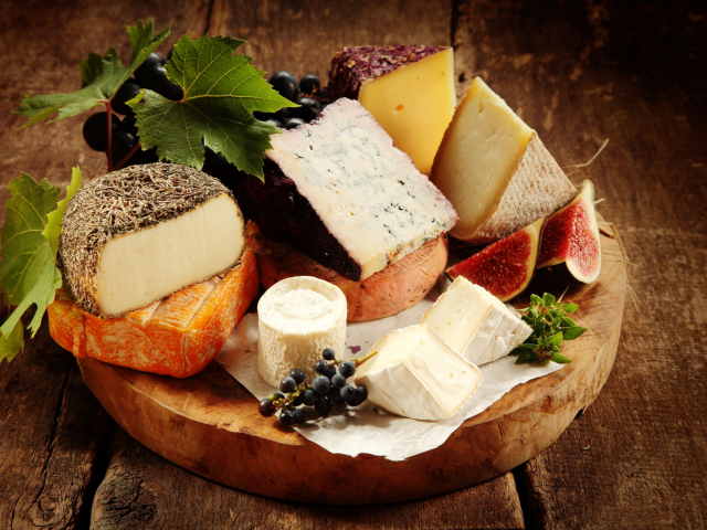 Hogyan kell szakszerűen felszeletelni a különböző fajta sajtokat?