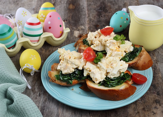 Húsvéti reggeli – fetás tojássaláta spenótos kaláccsal