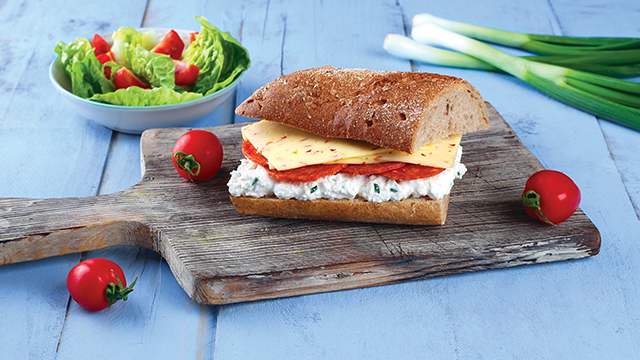 Körözöttes szendvics szeletelt Paprikás Ammerländer sajttal