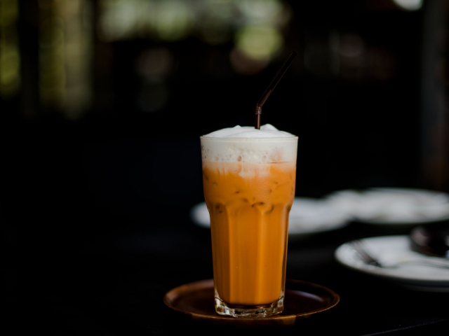 Hamarosan beköszönt a nyár, tárazzunk be hűsítő receptekből! Mutatjuk, hogyan készül a thai jeges tea