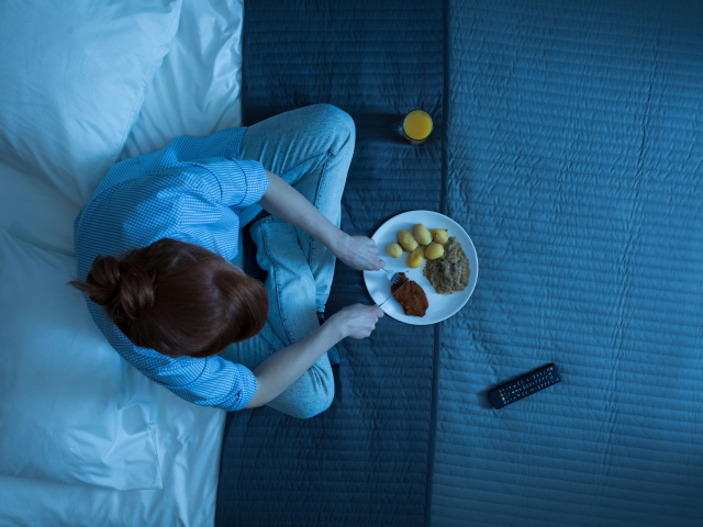 Tényleg hízunk, ha lefekvés előtt eszünk?
