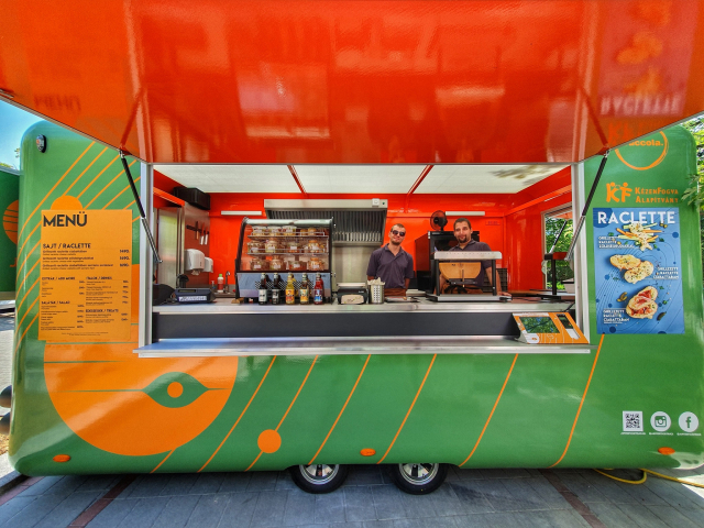 Raclette-ező társadalmi szerepvállalással: elindult a Jupiter, a világ első food truck-ja, amit fogyatékos emberek üzemeltethetnek