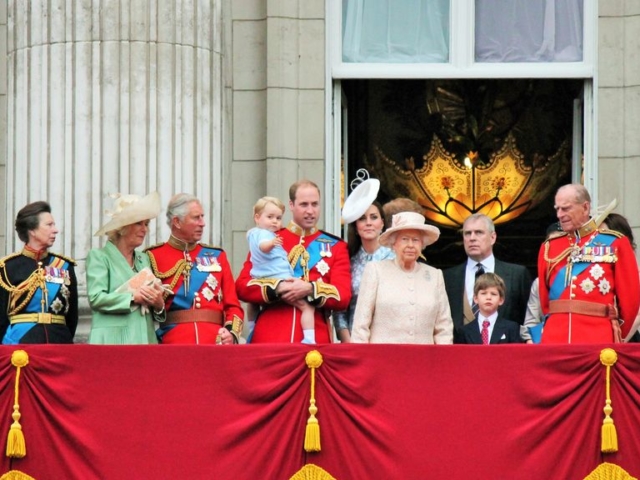 Így ünnepel a brit királyi család