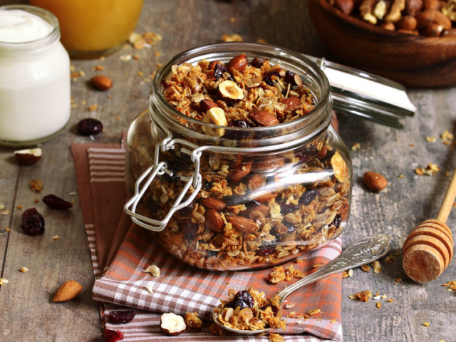 Legyen változatos a reggelid! Egyik kedvencünk a granola, azaz a sült müzli