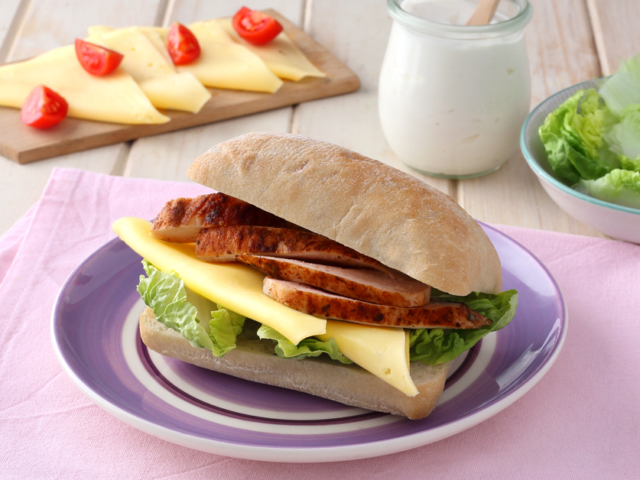 Sült csirkés szendvics szeletelt Ammerländer Trappista sajttal