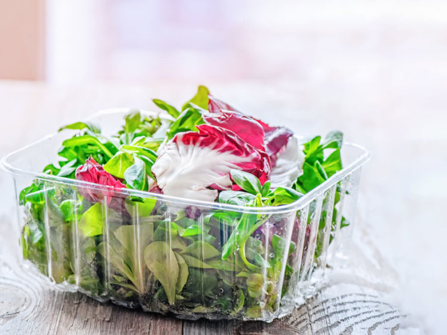 Mit kezdjünk a már nem teljesen friss zacskós salátával?