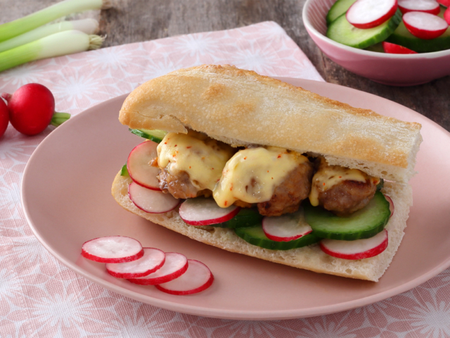 Húsgombócos szendvics szeletelt Paprikás Ammerländer sajttal