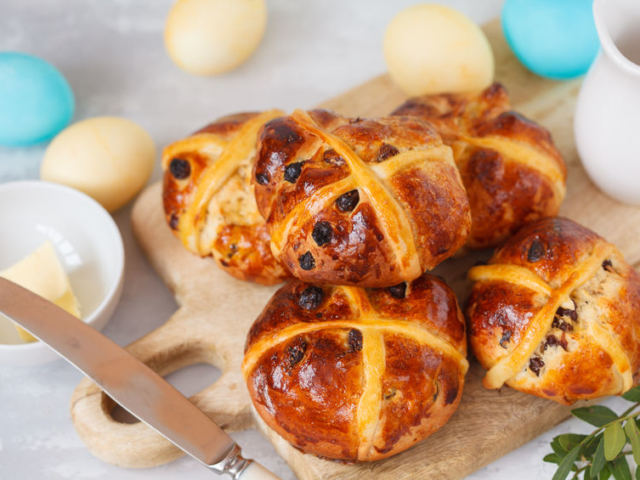 Hogyan vált a hot cross bun süti az angolszász húsvét jelképévé?