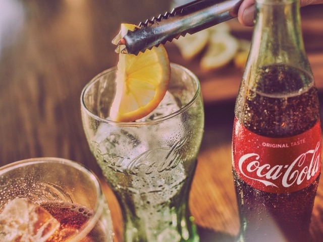 Több mint 100 000 palack ajándék üdítővel segíti a Coca-Cola, hogy újra egymásra találjanak a fogyasztók és a vendéglátóhelyek
