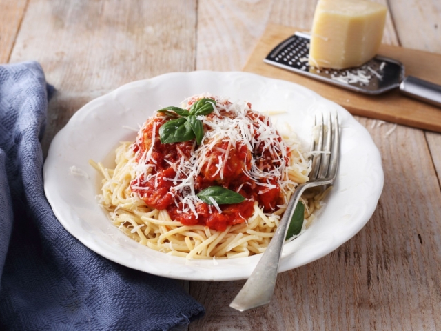 Húsgombócos-kolbászos spagetti