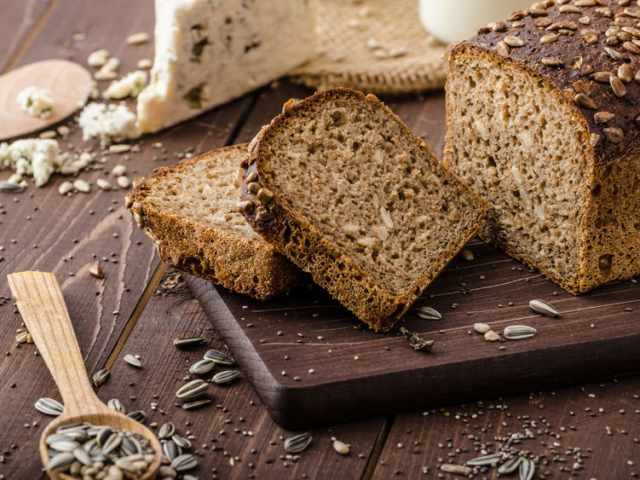 Mi a különbség a teljes kiőrlésű lisztből, a teljes kiőrlésű gabonából készülő, illetve a sokmagvas kenyér között?