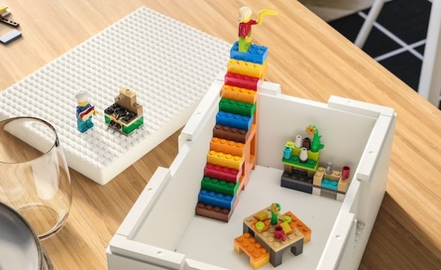 Jön az IKEA és a LEGO szerelemgyereke: a tároló, amely egyben játék is