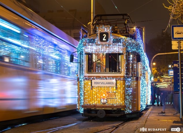 Ünnepi varázslat Budapesten: ismét útjára indult az Adventi Fényvillamos