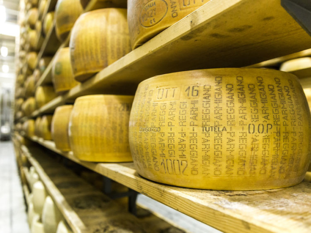 Mit kell tudni az igazi parmezán sajtról, a Parmigiano Reggianóról?