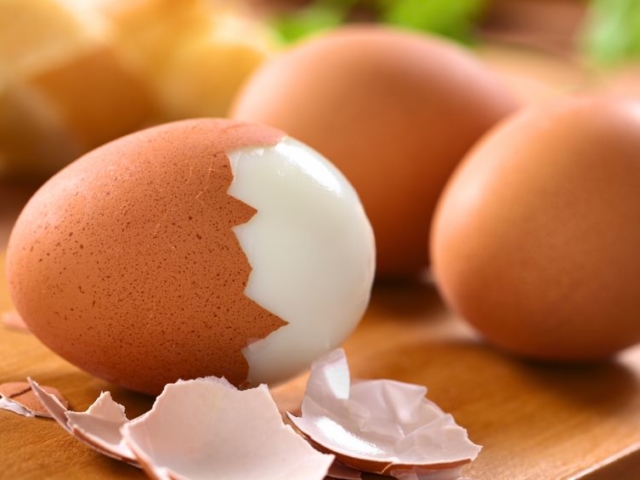Így lehet a legegyszerűbben megpucolni a főtt tojást