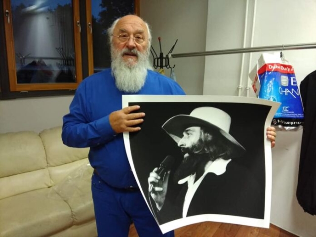 Ételfutárként kénytelen dolgozni Meződi József, az Apostol 79 éves frontembere