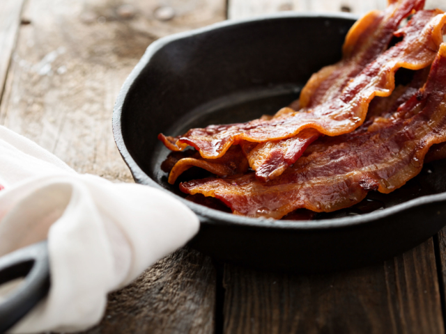 Meddig tárolható otthon a bacon? Így vehető észre, ha megromlott a hús
