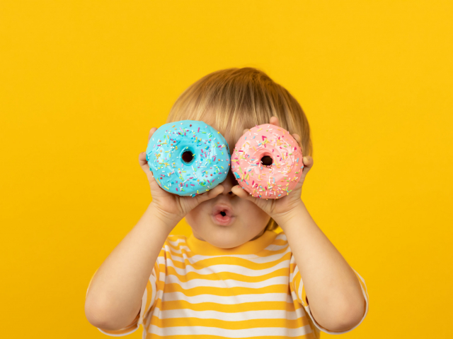 Túl sok egészségtelen ételeket népszerűsítő reklám célozza gyermekeinket?