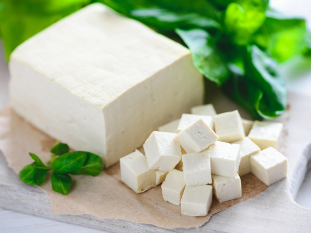 A tofu nem csak a vegánok kedvence! Akár rántottát is készíthetsz belőle