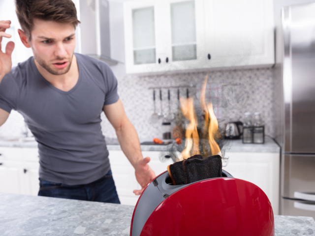 Túl forró lett az étel a mikróban? Megégett a pirítós? Pár egyszerű praktikával megelőzhetők a konyhai bosszúságok