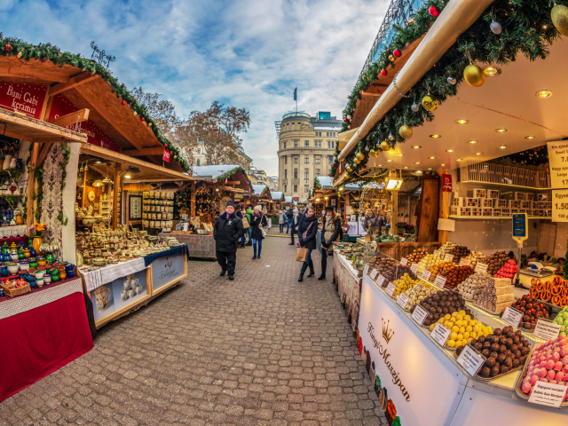 Megnyílt a Vörösmarty téri karácsonyi vásár, de csak védettségi igazolvánnyal látogatható