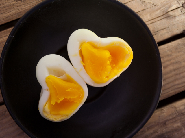 Így készíts szív alakú főtt tojást!