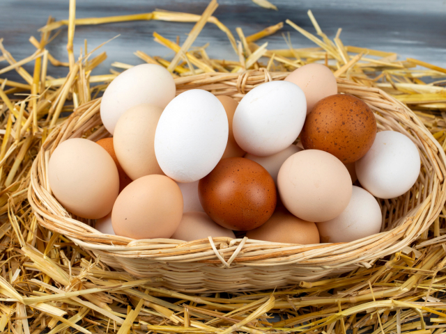Hogyan távolíthatjuk a tojás héját egészen egyszerűen?