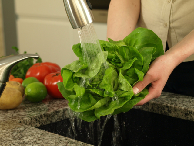 Zöldség-gyümölcs mosás – így a leghatékonyabb
