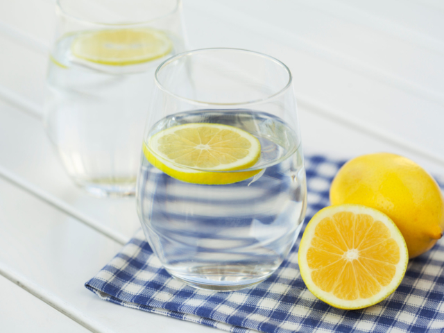 Ihatunk-e citromos vizet az időszakos böjt alatt?