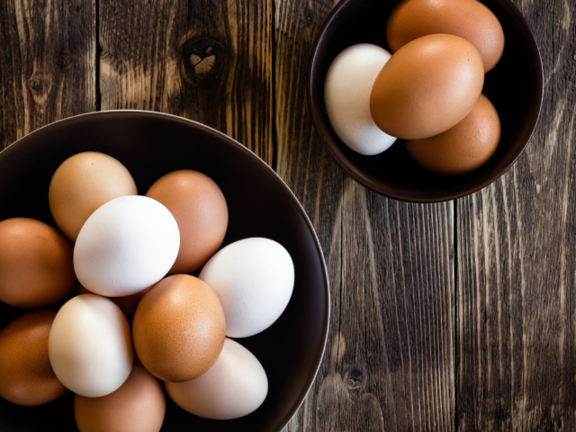 Vajon melyik a legjobb módszer a főtt tojás megpucolására?