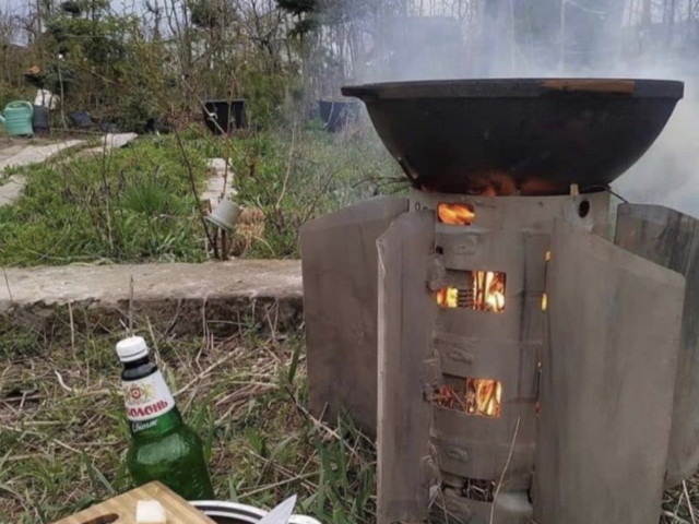 Jól látjuk, rakéta? Elképesztő, min főznek a háborúban a szabad ég alatt!