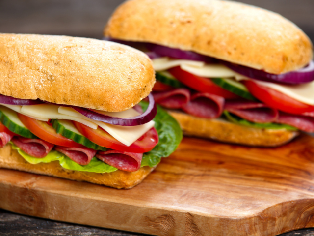 A TikTok új sztárja egy egyszerű szendvics – mi lehet a titka?