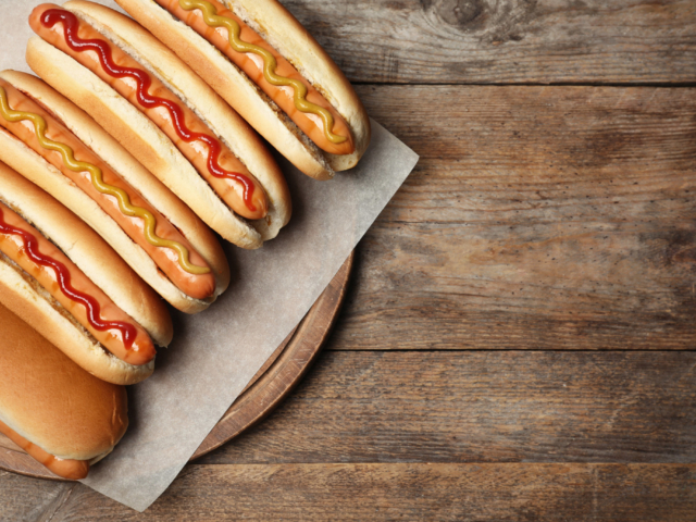 Így készül az igazi hot dog virsli