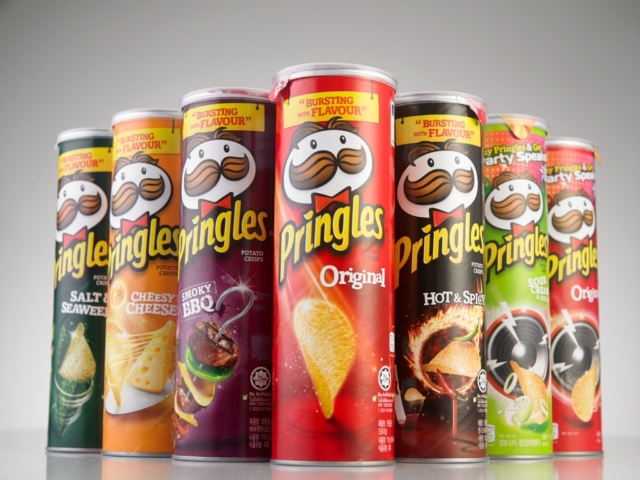 Ki lehet az a bajszos, csokornyakkendős emberke a Pringles csomagolásán?