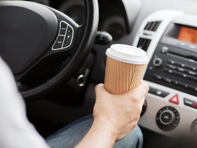 Kávé és energiaital vezetéshez: árt vagy használ?