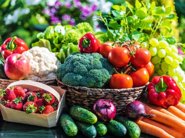 Vöröshagymát a harisnyába! 4 érdekes módszer zöldség, gyümölcs és zöldfűszer tárolására