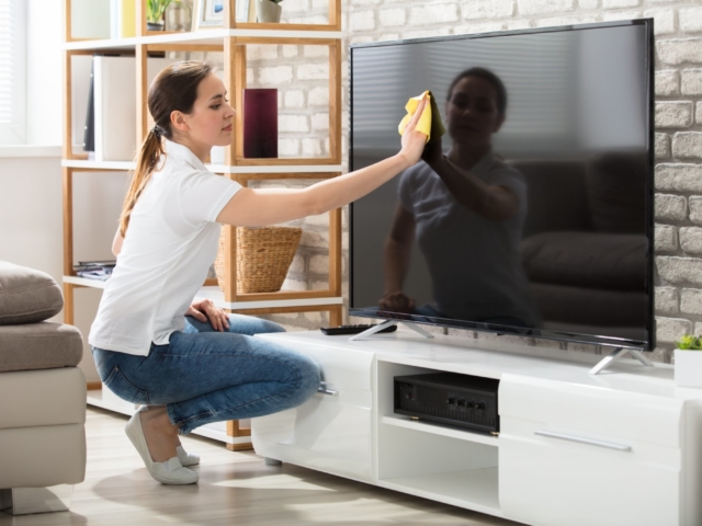 Így tisztíthatod meg egyszerűen a tévé képernyőjét