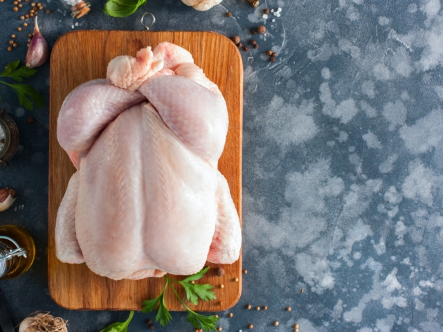 Ezért drágul egyre jobban a hús: a Tesco vezérigazgatója az anatómiailag tökéletes csirkéről beszélt